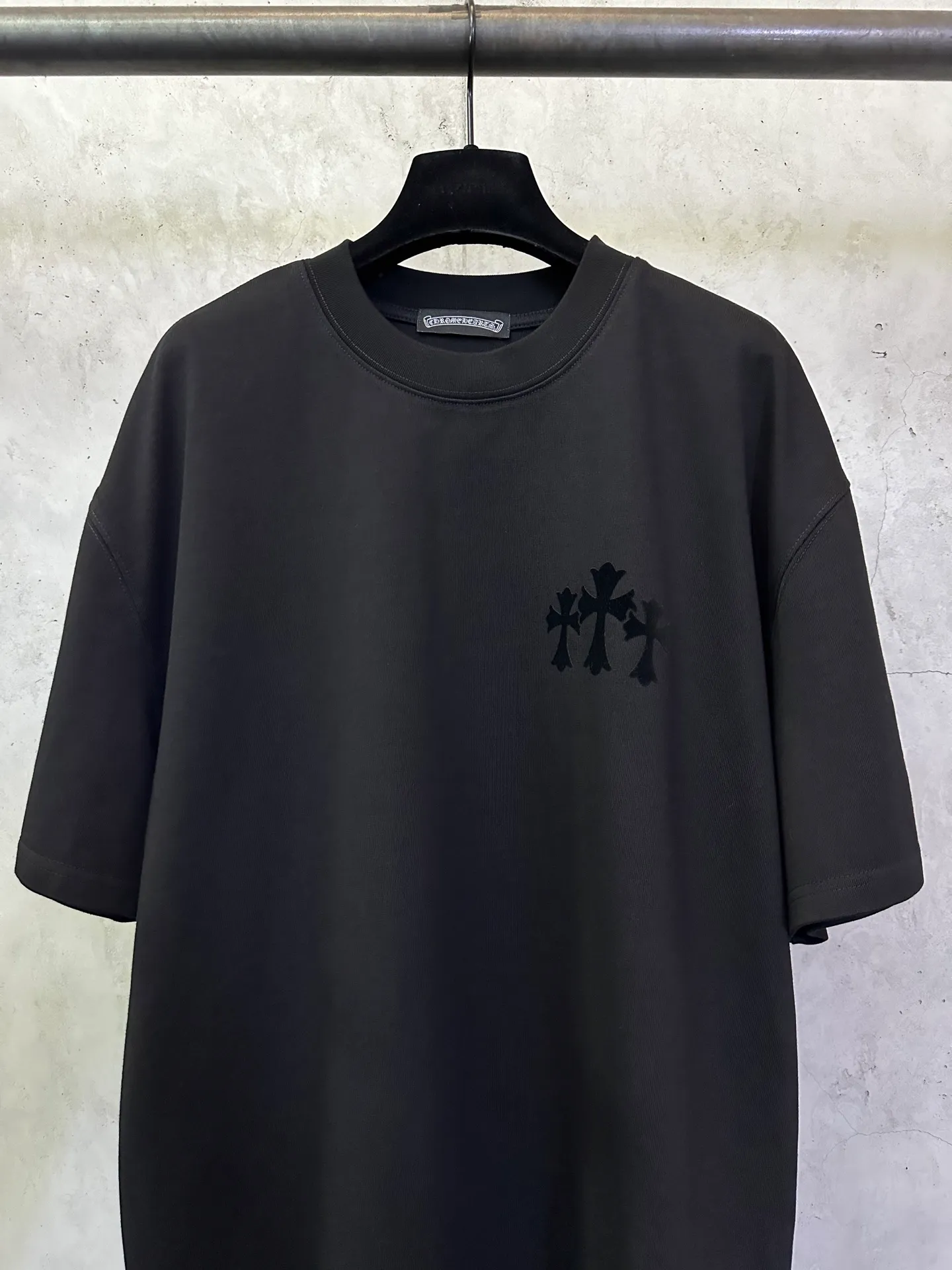 P270 Chrome Hearts 25ss cross flocking printed round neck short-sleeved T-shirt. Fabric is high-definition, super heavyweight cotton, double yarn compact Xinjiang cotton, weight 400g, matched with 2*2 Salona ribs 420g, clean cloth, clear cloth texture, tight feel, stiff, high color fastness, no deformation, no discoloration, custom hardware, thread, accessories, alignment, same style for men and women -Color: black white Gray -Size: XS S M L XL